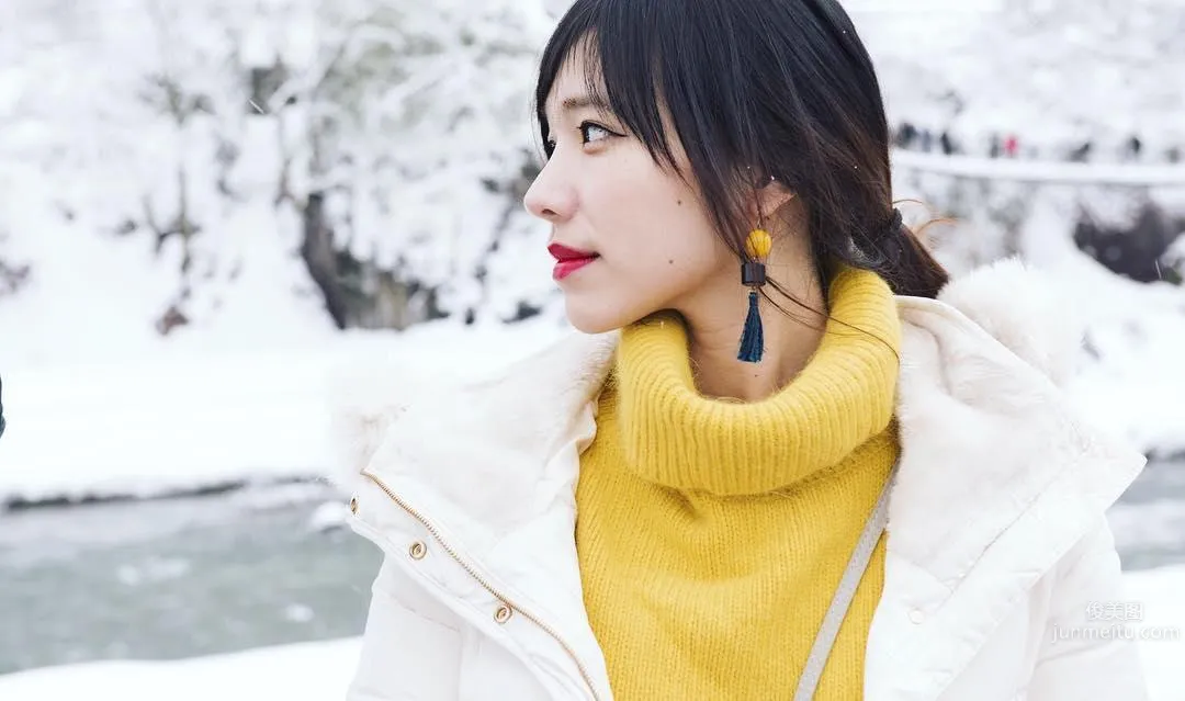 气质美女好奔放！丰满身材比基尼罩不住～
