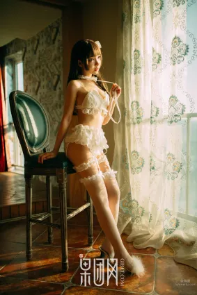 白丝男人斩！萝莉真空上阵化身调皮小女仆