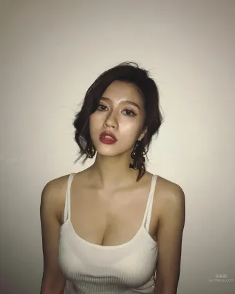 优质台湾正妹San珊珊 浑圆美胸比基尼下更白皙
