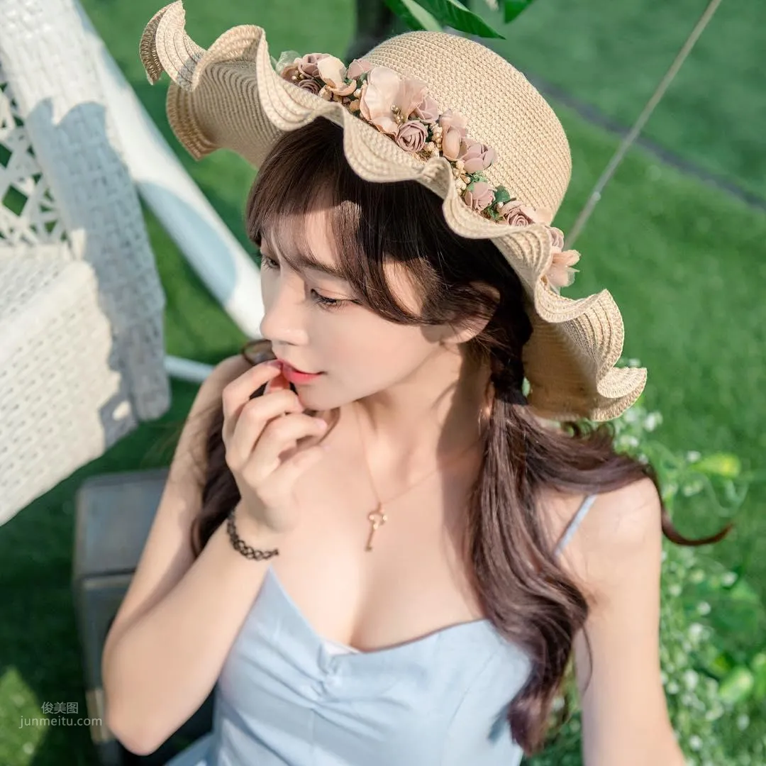 音乐节上甜心妹김도연出没！清凉背心展现「雪白美背」！
