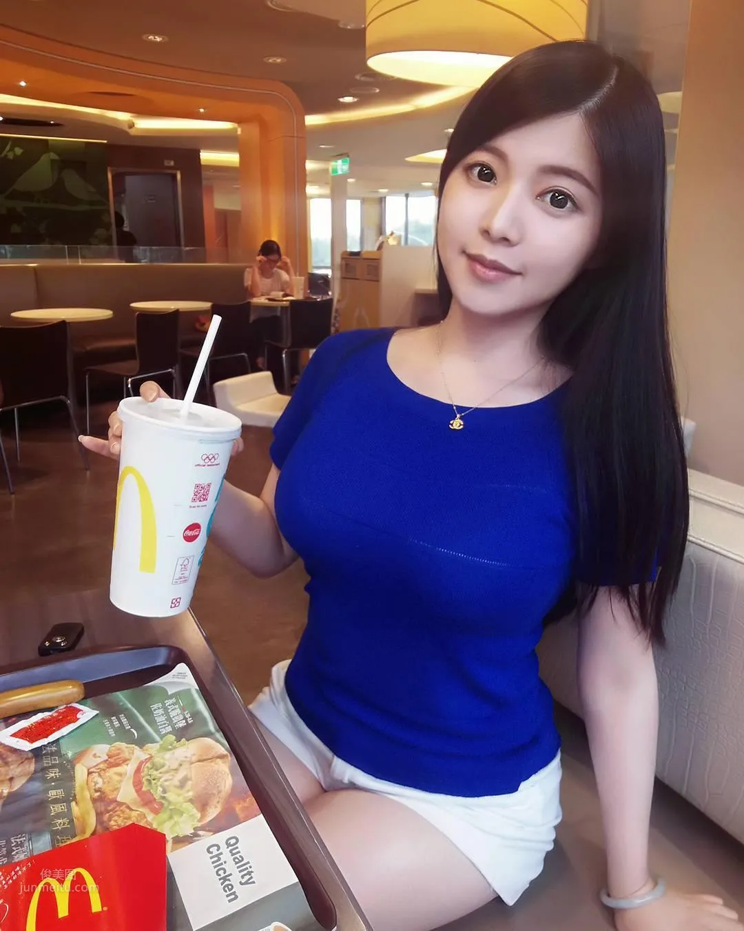 台湾超甜美女警「阿均」！穿上制服搭配水亮大眼