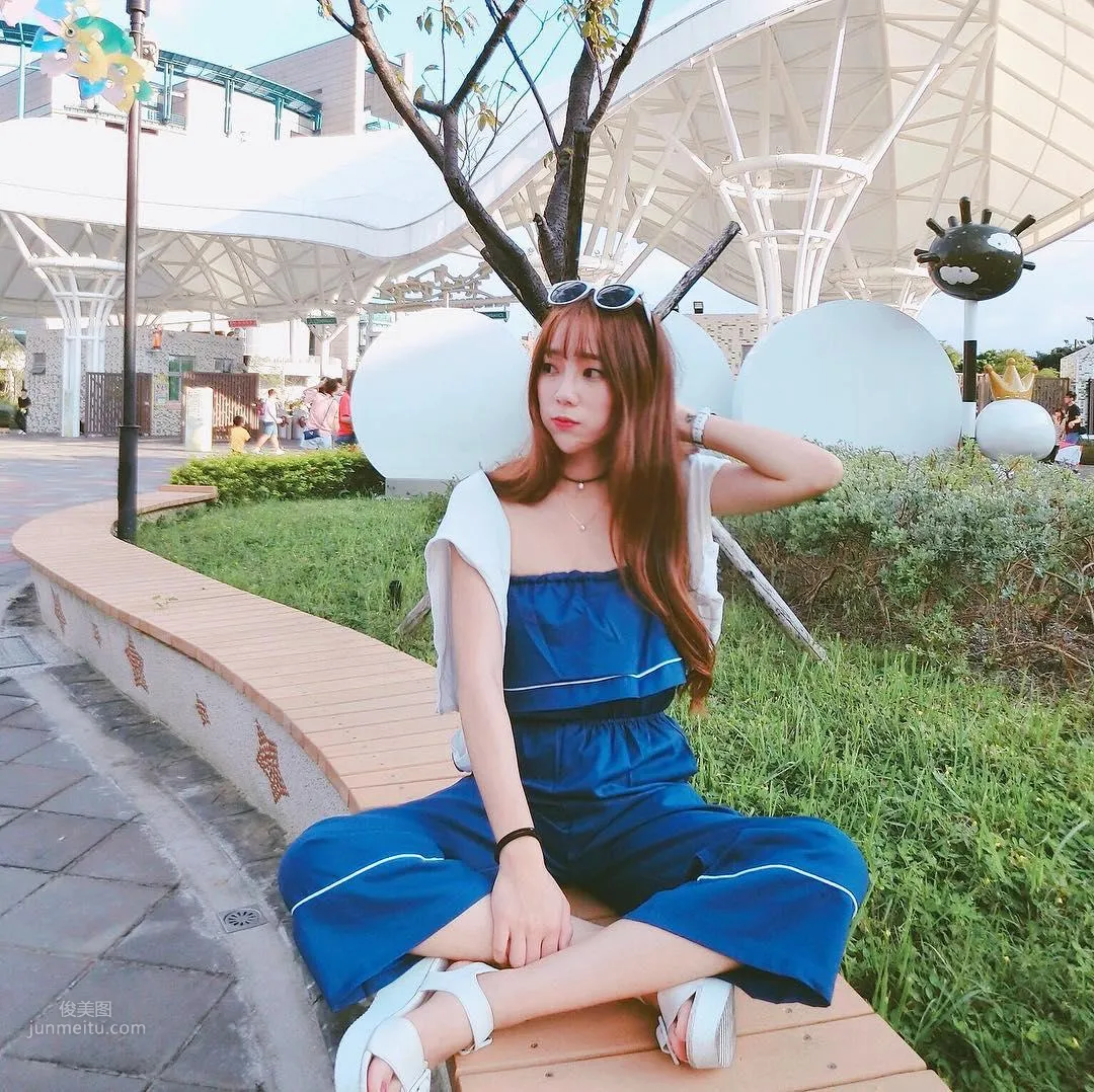 Ling Ling- 正妹起身「胸前太有份量」