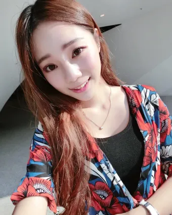 Ling Ling- 正妹起身「胸前太有份量」