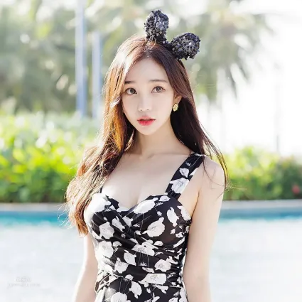 音乐节上甜心妹김도연出没！清凉背心展现「雪白美背」！