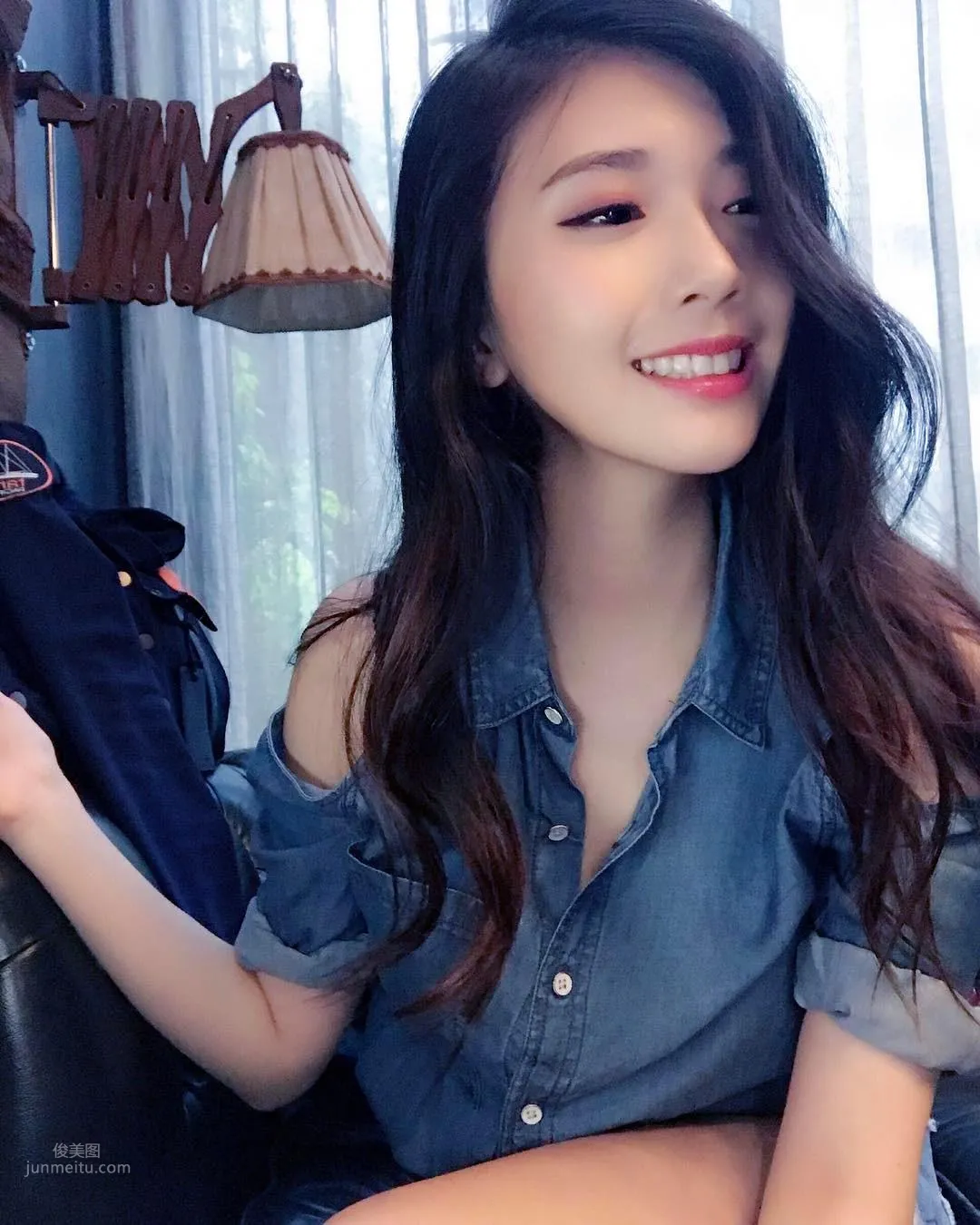 谢薇安Vivian- 台湾正妹大秀深邃事业线