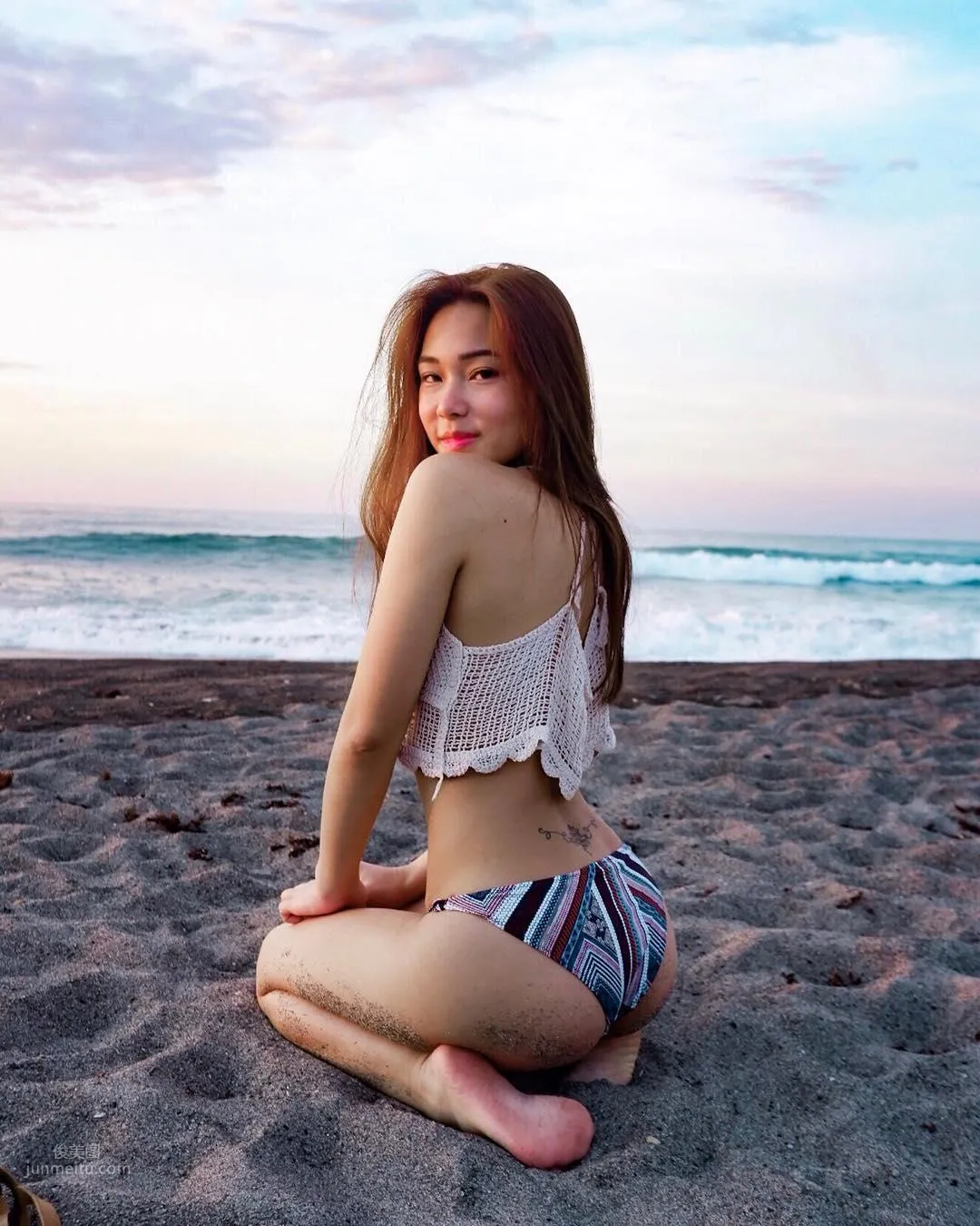 Kim Cruz- 高衩泳衣秀出性感蜜大腿！