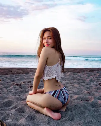 Kim Cruz- 高衩泳衣秀出性感蜜大腿！