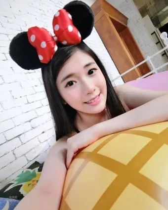 谢薇安Vivian- 台湾正妹大秀深邃事业线
