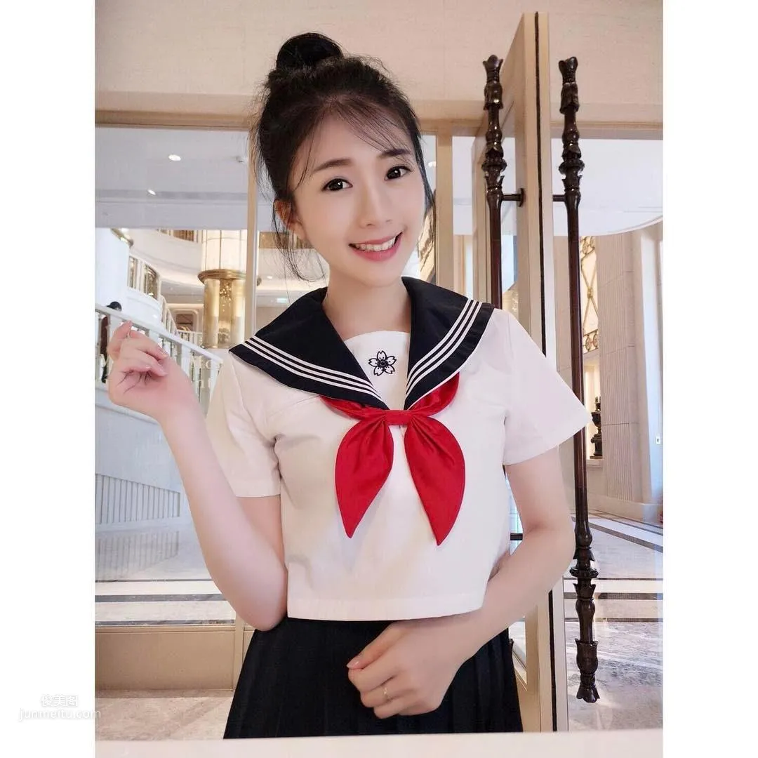 谢薇安Vivian- 台湾正妹大秀深邃事业线