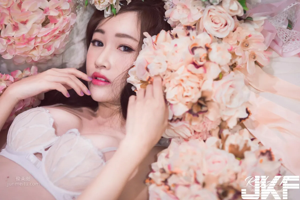 男性视角第二弹！白皙女神「严琪琪」展现你爱的各种特殊角度！
