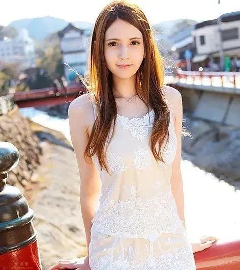 泷泽萝拉:国宝级美女,顺风顺水得天独厚,可惜爆火之后只知道捞金