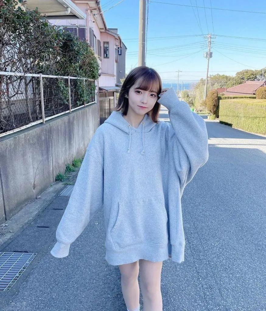 宽松男友风，散发甜美慵懒气质，可爱到爆的樱花妹子福山梨乃