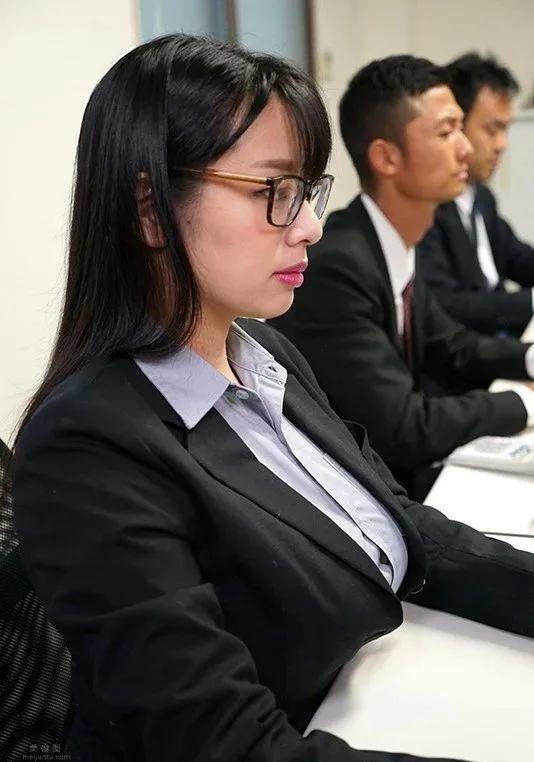 春菜花：XXX大无脑，主动送上门的“K号车灯”傻白甜，少见的丰满美女