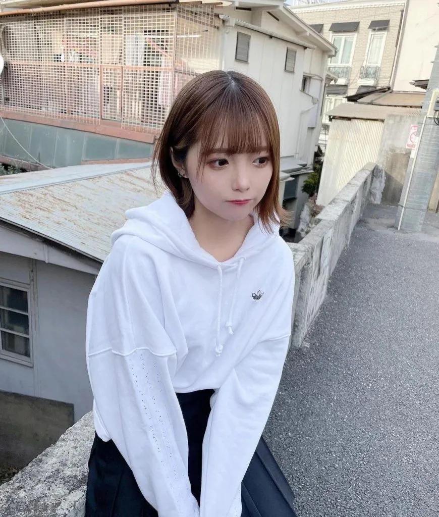 宽松男友风，散发甜美慵懒气质，可爱到爆的樱花妹子福山梨乃