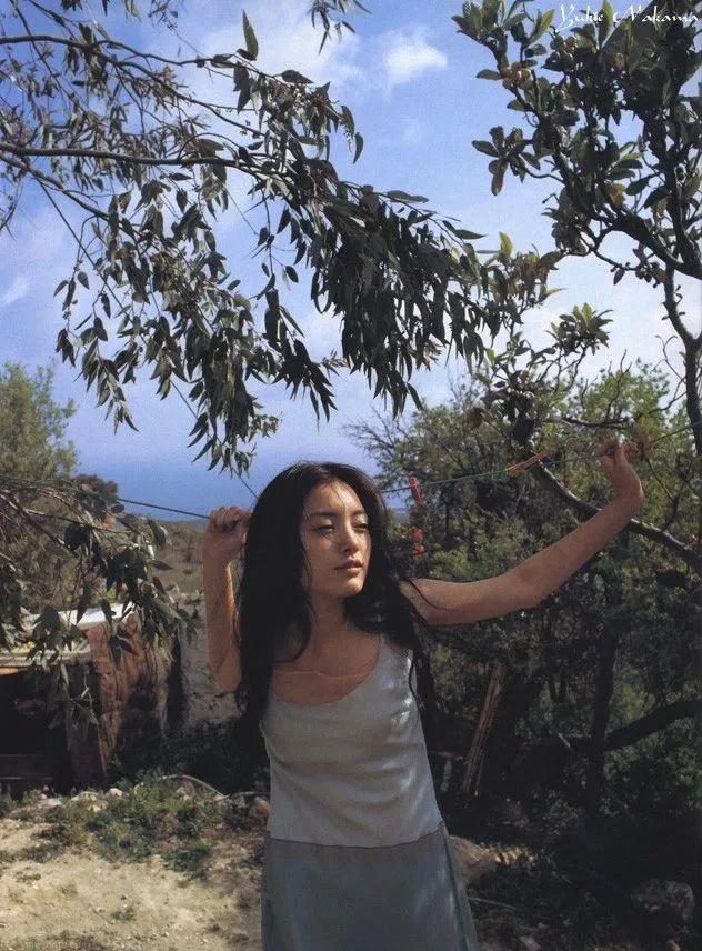 漂亮姐姐仲间由纪惠20岁复古胶片写真分享