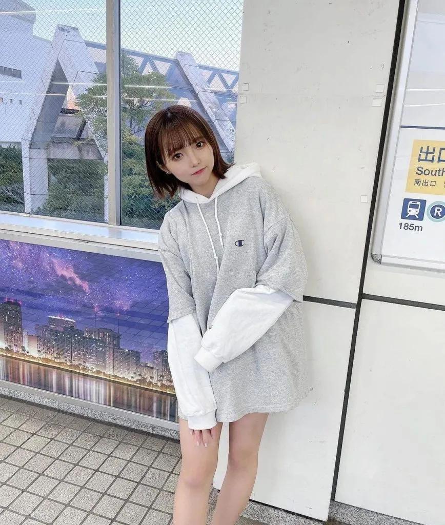 宽松男友风，散发甜美慵懒气质，可爱到爆的樱花妹子福山梨乃