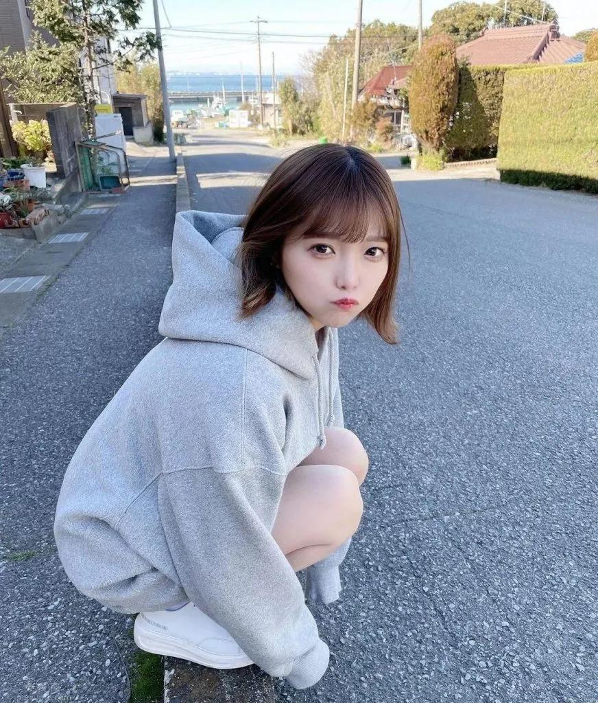 宽松男友风，散发甜美慵懒气质，可爱到爆的樱花妹子福山梨乃