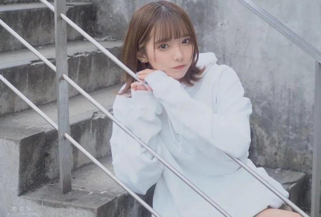 宽松男友风，散发甜美慵懒气质，可爱到爆的樱花妹子福山梨乃