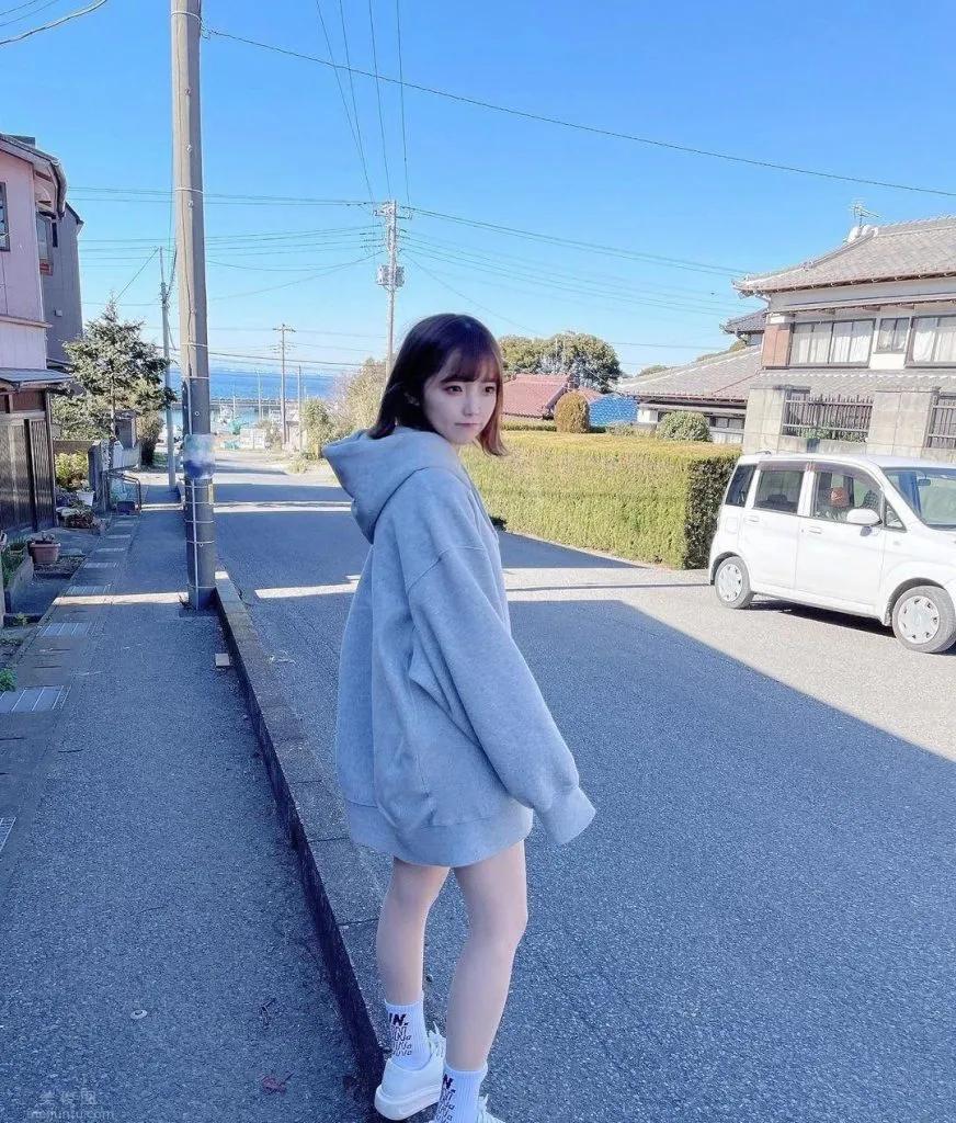 宽松男友风，散发甜美慵懒气质，可爱到爆的樱花妹子福山梨乃