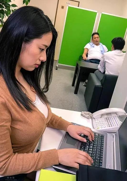 春菜花：XXX大无脑，主动送上门的“K号车灯”傻白甜，少见的丰满美女