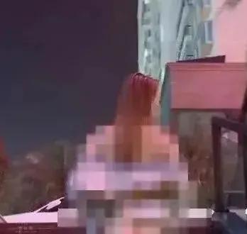 女子半裸在景区拍不雅照