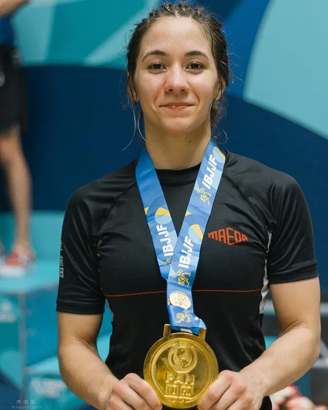 巴西柔术《Mayssa Bastos》扯开袍子惊见丰满上围