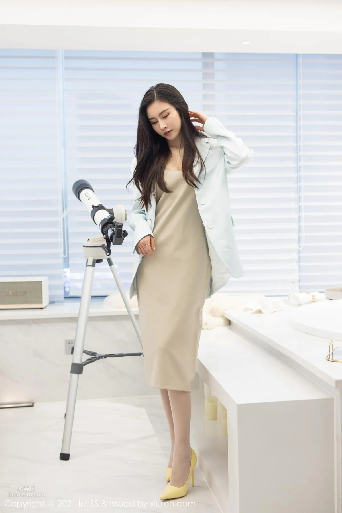 气质美女Vanessa 碎花与蕾丝内衣