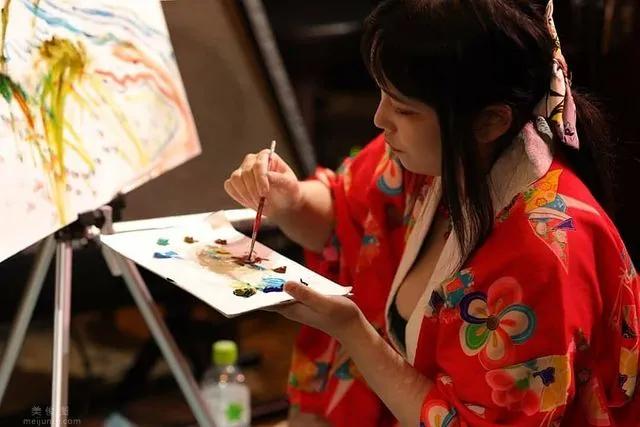 《日本女画家用胸部作画》趴在画布上来回摩擦！