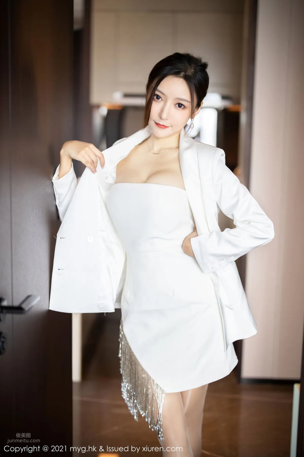 女神王馨瑶yanni 洁白耀眼抹胸服饰