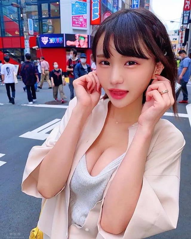 童颜萌妹《みもれもん》秀出「事业线」展露诚意！