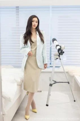 气质美女Vanessa 碎花与蕾丝内衣