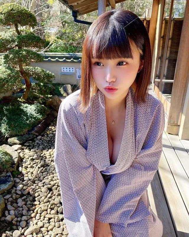 童颜萌妹《みもれもん》秀出「事业线」展露诚意！