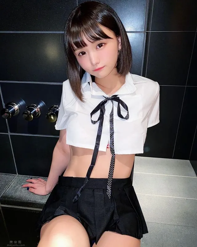 童颜萌妹《みもれもん》秀出「事业线」展露诚意！