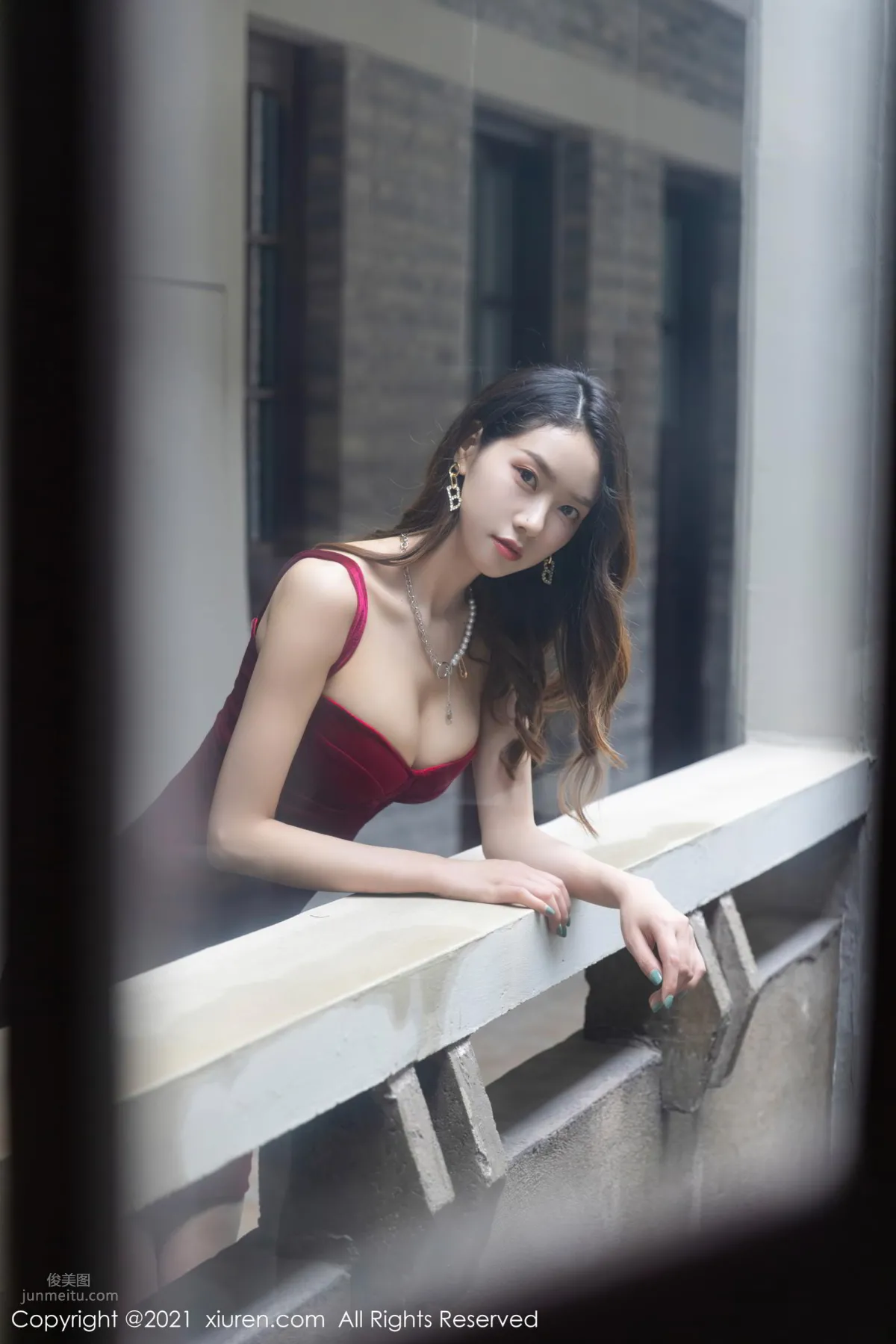 骨感美人方子萱 性感红裙凹凸别致