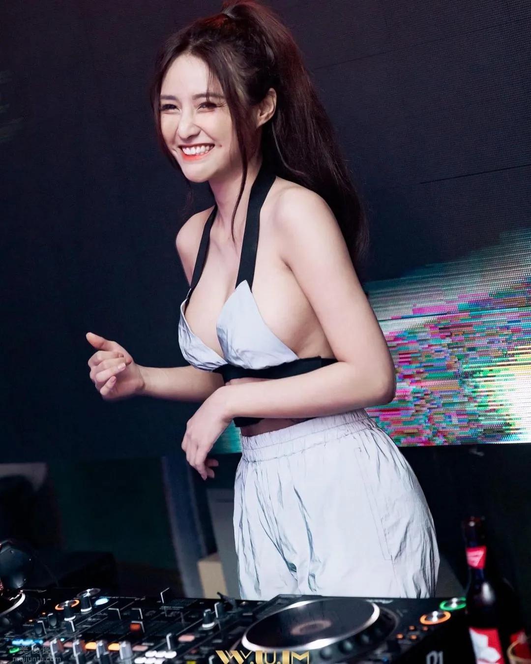 泳装辣度破表！越南女ＤＪ《Jenny Ye?n》甜美笑颜身材却很火爆！
