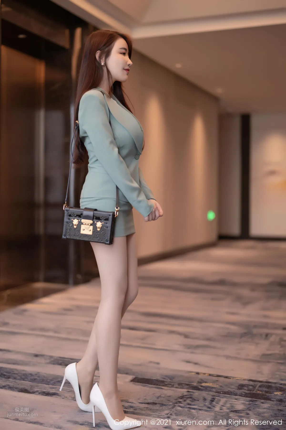 宅男女神绯月樱 浅绿色的职业装
