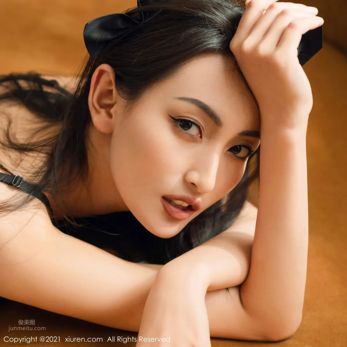 骨感美女陈舒羽 小野猫拥她入怀