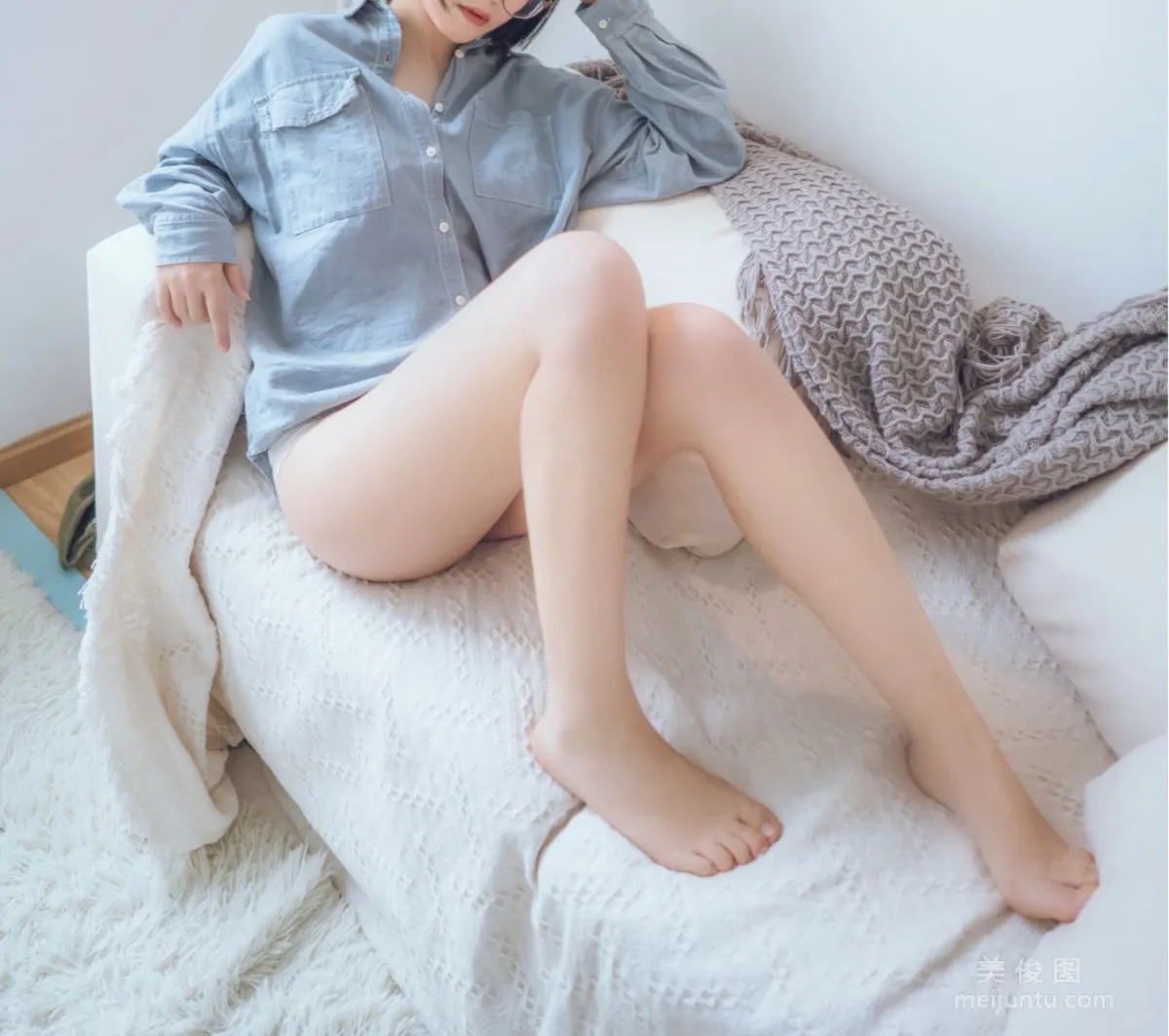 [网红Coser] 逐月su 《蓝色衬衫》 写真集