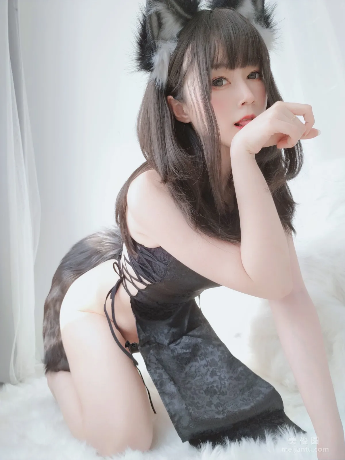 Coser模特白银81 《小黑狼》 写真集