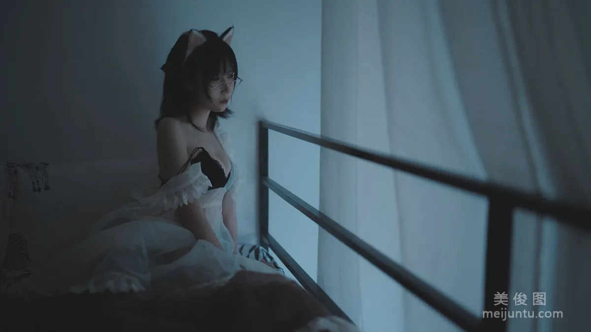 [网红Coser] 逐月su 《透明女仆》 写真集