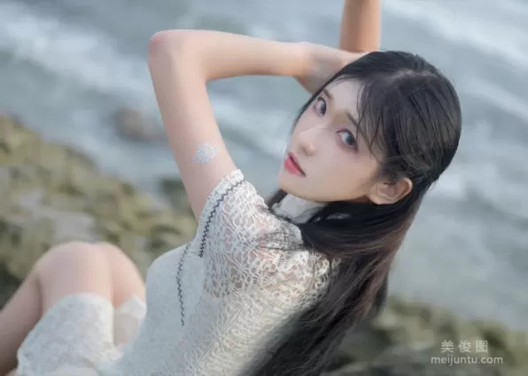 动漫博主南桃Momoko 《街拍白旗袍》 写真集