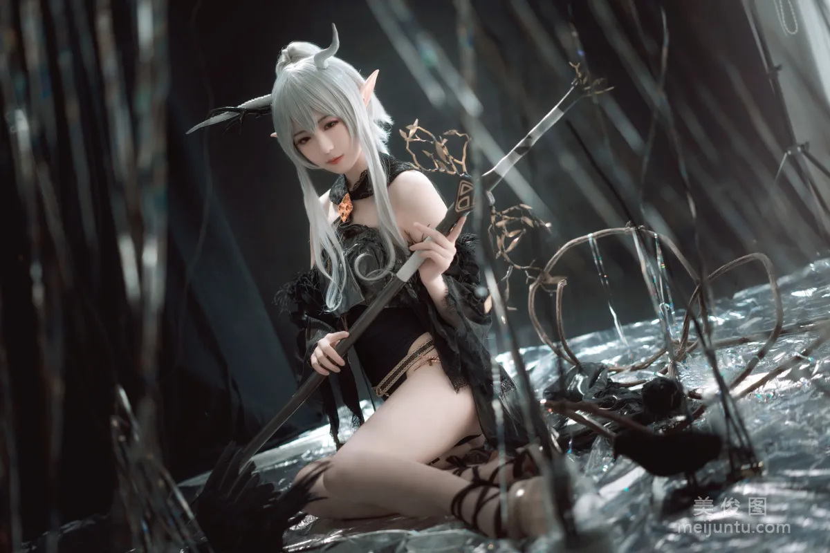 弥音音ww 《明日方舟 闪灵》 写真集
