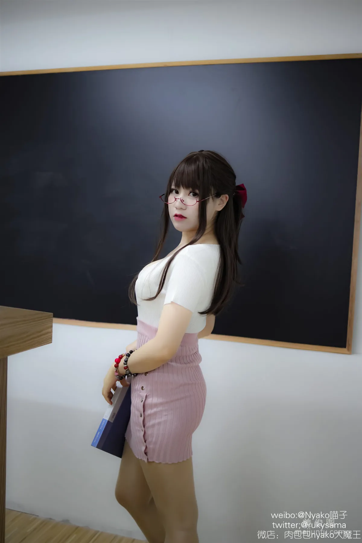 [美女Coser] 《欲求不满的老师》 写真集