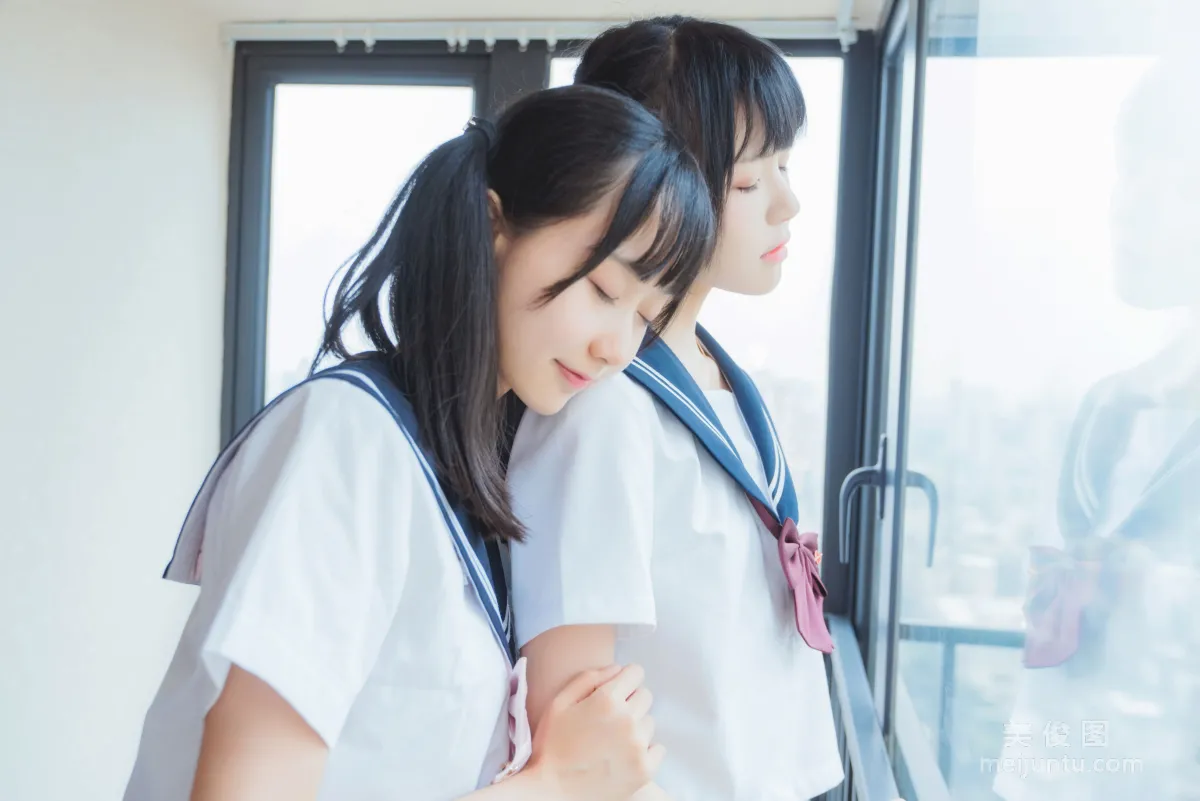 木绵绵OwO&amp;桜桃喵 《她(制服×制服)》 写真集