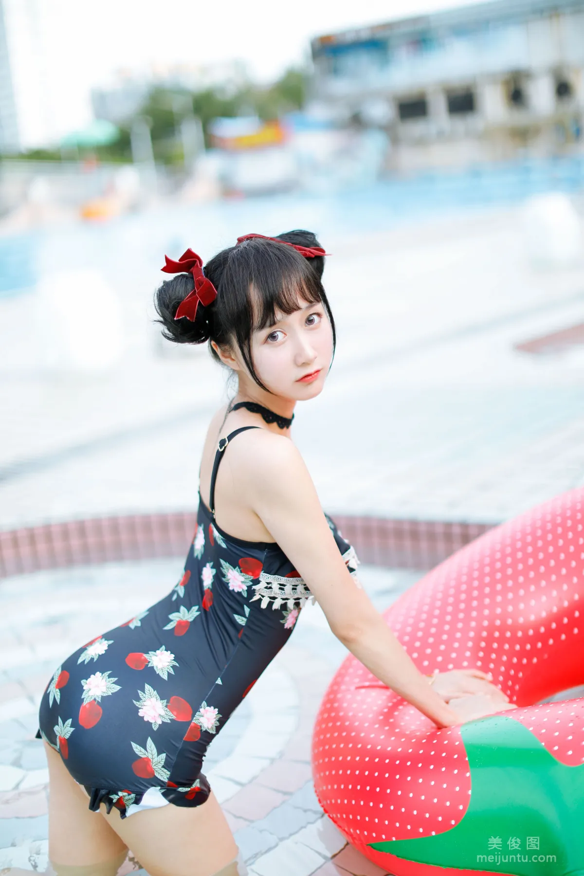 木绵绵OwO 《草莓泳衣》 写真集