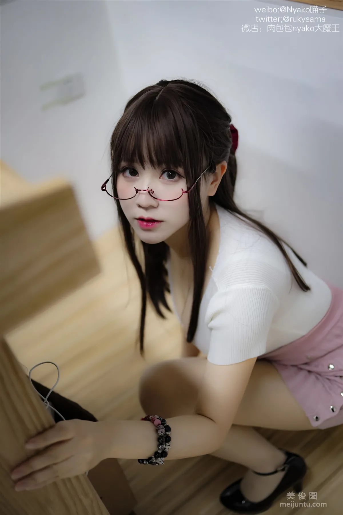 [美女Coser] 《欲求不满的老师》 写真集