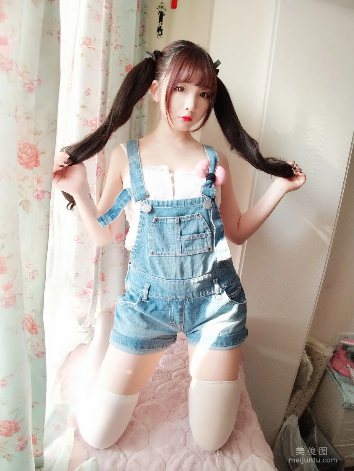 [网红Coser] 古川kagura 《牛仔吊带短裤》 写真集