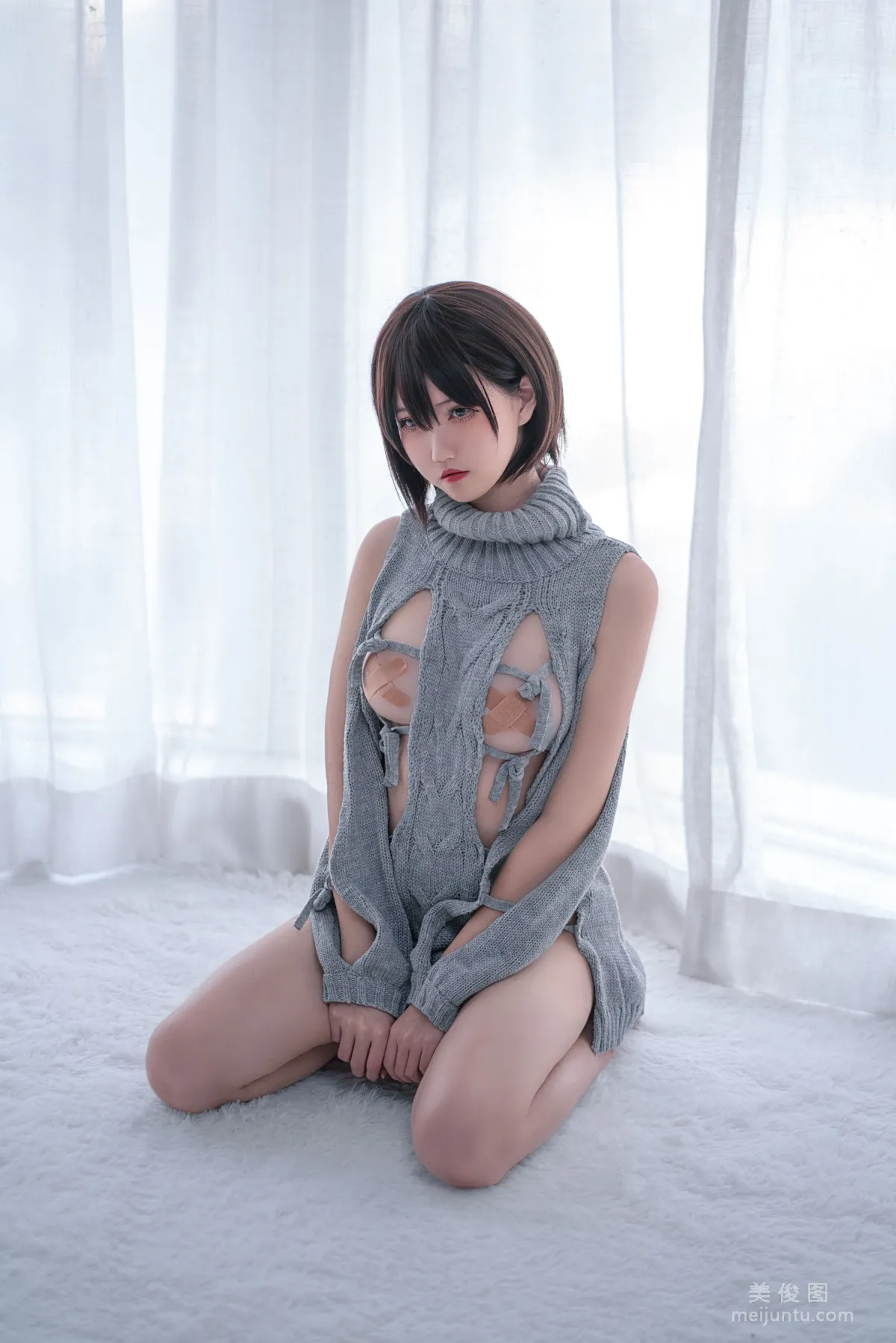 COS少女阿薰kaOri 《露背毛衣》 写真集