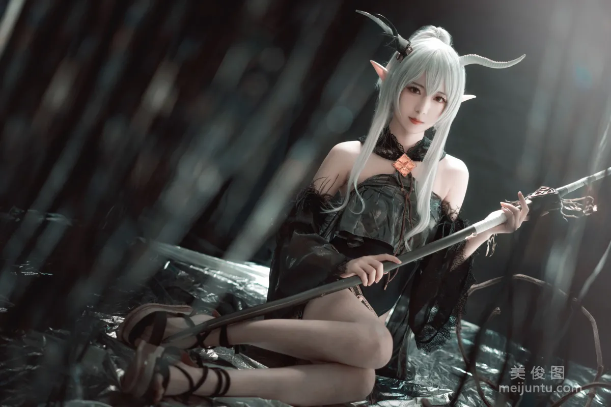 弥音音ww 《明日方舟 闪灵》 写真集