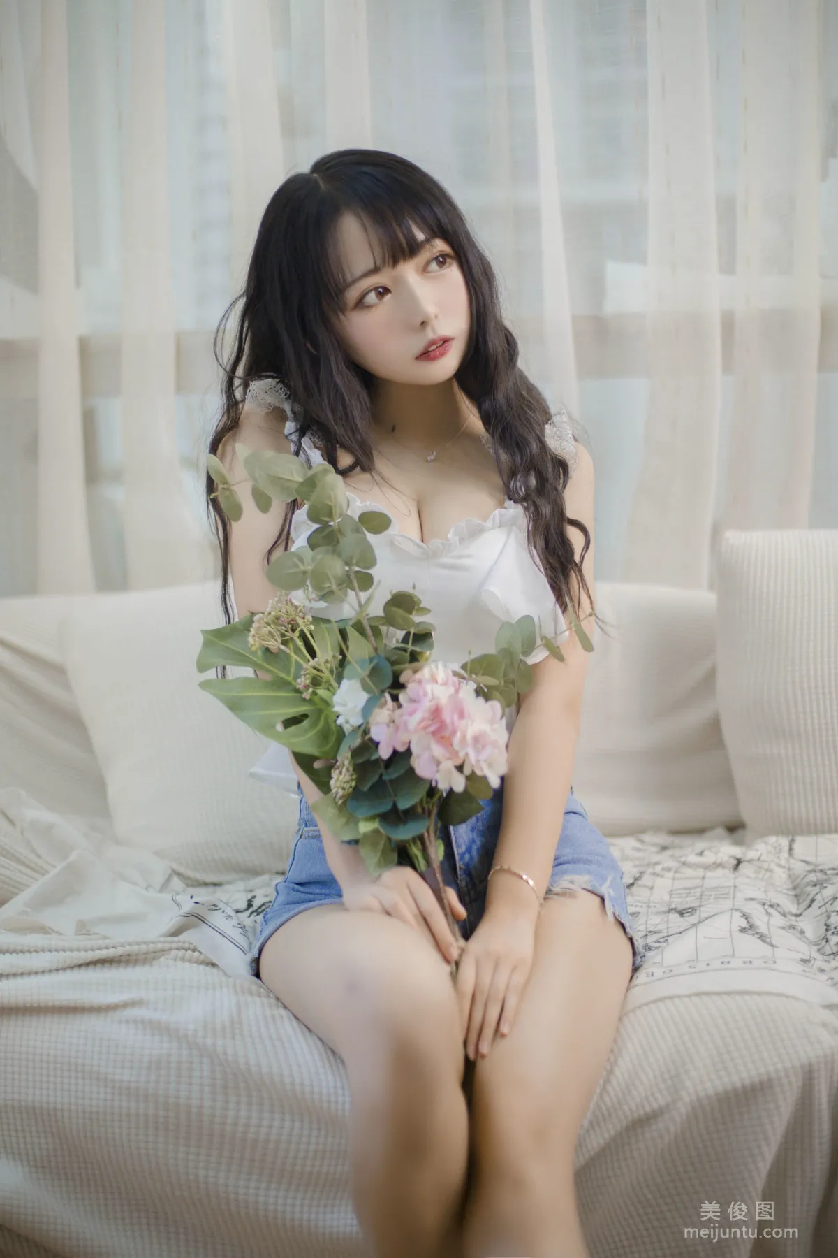 [美女Coser] 黑猫猫OvO 《客厅》 写真集